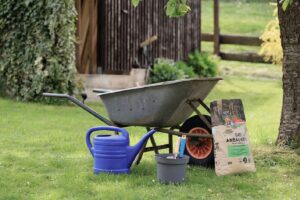 Jardin avec une brouette pour faire un aménagement de jardin.