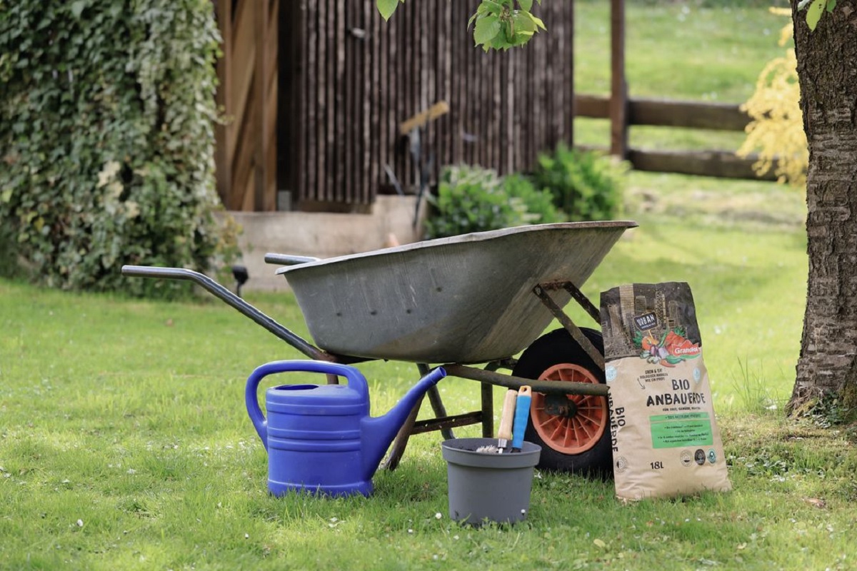 Jardin avec une brouette pour faire un aménagement de jardin.