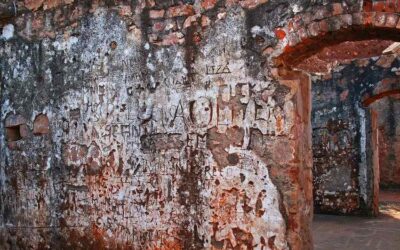 Mur de pierre rouge avec peinture blanche écaillée et dégradée par l'usure