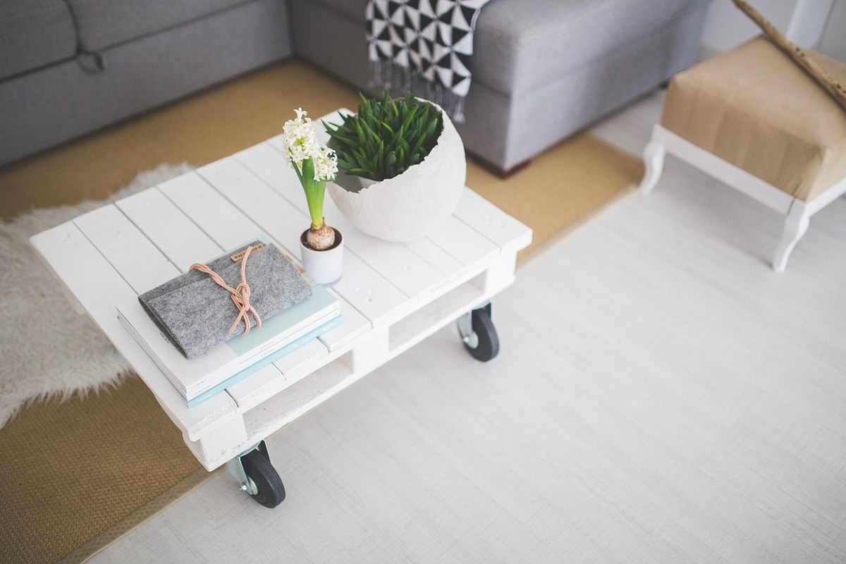 Table basse blanc et noir avec plantes vertes dans un salon moderne et épuré Table basse blanc et noir avec plantes vertes dans un salon moderne et épuré